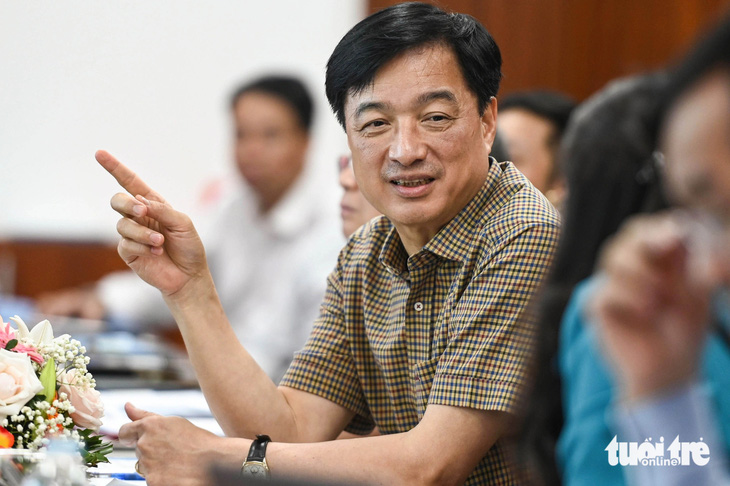 Thượng tướng Nguyễn Duy Ngọc, thứ trưởng Bộ Công an, trao đổi với các đại biểu - Ảnh: HỒNG QUANG