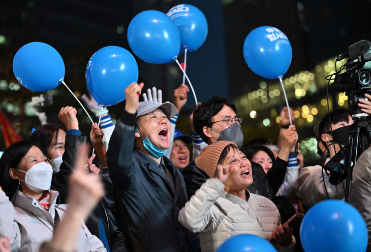 Những người ủng hộ Đảng Dân chủ Hàn Quốc tại cuộc mít tinh ngày 9-4 - Ảnh: AFP