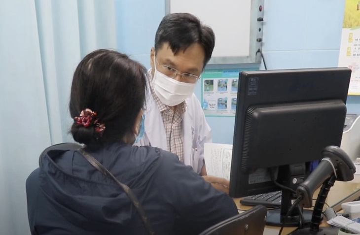 Bệnh nhân đến bệnh viện thăm khám, điều trị bệnh trĩ tại Bệnh viện Bình Dân (TP.HCM) - Ảnh: K.V.
