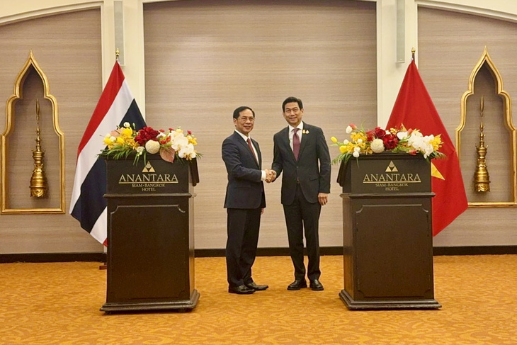 Bộ trưởng Ngoại giao Bùi Thanh Sơn và Phó thủ tướng, Ngoại trưởng Thái Lan Parnpree Bahiddha-Nukara tại cuộc gặp ngày 11-4 - Ảnh: Bộ Ngoại giao cung cấp