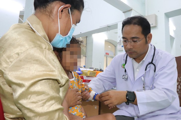 Bác sĩ Đỗ Châu Việt khám cho bệnh nhi người Campuchia - Ảnh: Bệnh viện cung cấp