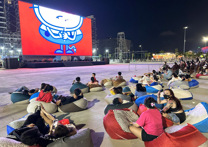Người dân đến công viên bờ sông Sài Gòn (Thủ Đức) xem phim ngoài trời (cine park) nhân Liên hoan phim quốc tế TP.HCM lần 1 - Ảnh: T.T.D.