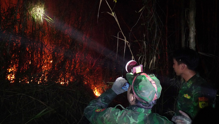 Yêu cầu tăng cường lực lượng giúp Cà Mau chữa cháy rừng