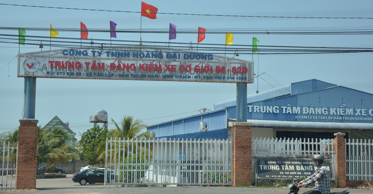 Cơ quan cảnh sát điều tra Công an tỉnh Bình Thuận đang khám xét Trung tâm đăng kiểm xe cơ giới 86-02D ở huyện Hàm Thuận Nam - Ảnh: ĐỨC TRONG