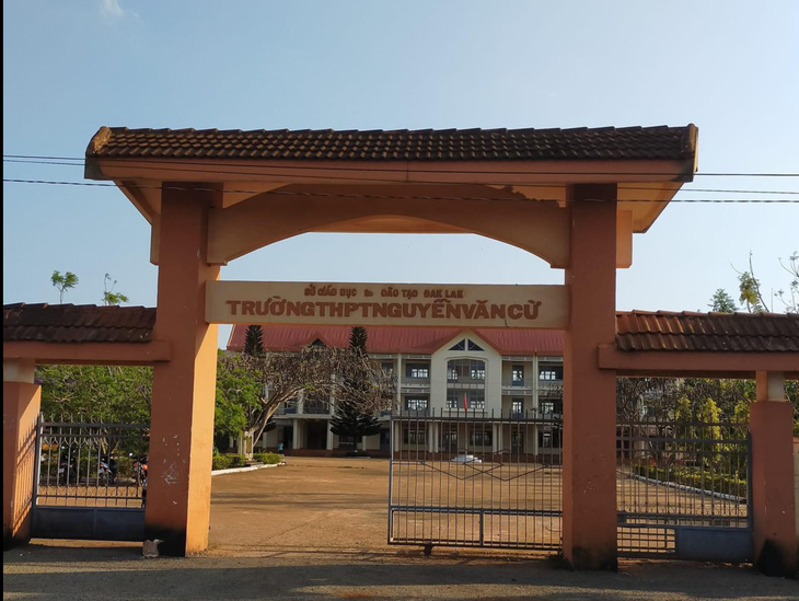 Trường THPT Nguyễn Văn Cừ đã rút quyết định đuổi học hai học sinh hút thuốc lá điện tử - Ảnh: V.Đ.