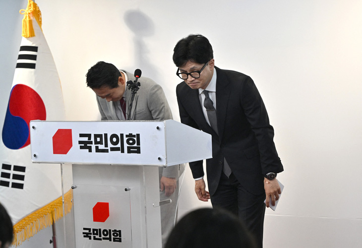 Lãnh đạo PPP cầm quyền Han Dong Hoon tại cuộc họp báo ngày 11-4 để thông báo từ chức sau thất bại của đảng trong bầu cử - Ảnh: AFP