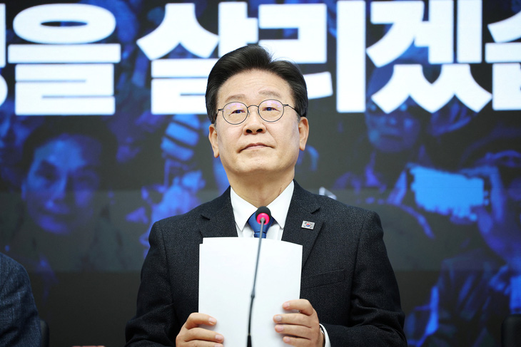 Lãnh đạo Đảng Dân chủ Hàn Quốc Lee Jae Myung tại một sự kiện ngày 11-4 để thông báo kết thúc chiến dịch của đảng này cho bầu cử Quốc hội - Ảnh: AFP