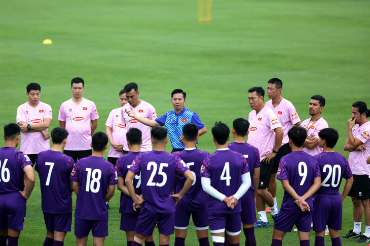 HLV Hoàng Anh Tuấn đặt mục tiêu vượt qua vòng bảng VCK U23 châu Á 2024 - Ảnh: HOÀNG TÙNG