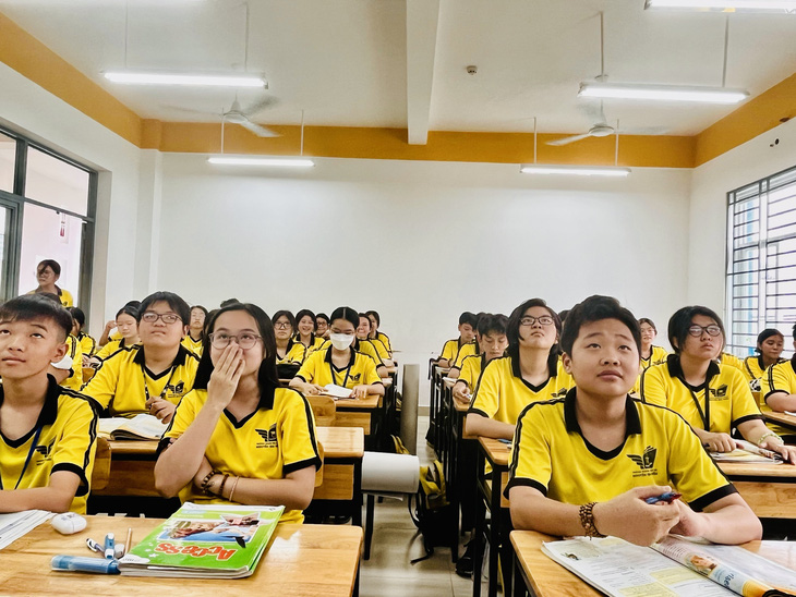 Học sinh THCS Nguyễn Gia Thiều, Tân Bình, TP.HCM trong một giờ học tiếng Anh - Ảnh: MỸ DUNG