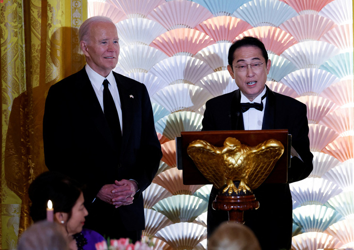 Tổng thống Mỹ Joe Biden (trái) và Thủ tướng Nhật Bản Kishida Fumio tại tiệc chiêu đãi chính thức ở Washington tối 10-4 - Ảnh: REUTERS