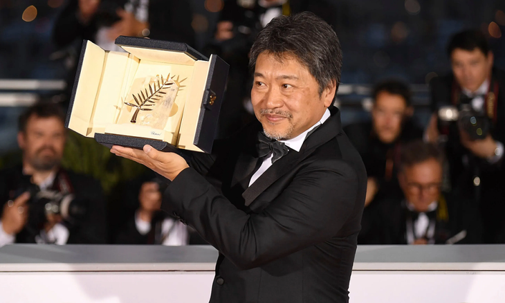 Hirokazu Kore-eda nhận giải Cành cọ vàng Liên hoan phim Cannes 2018.
