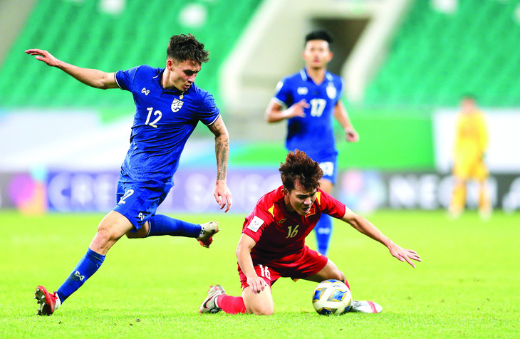 Lợi thế không thể chối cãi về hình thể của Mickelson (12, sinh trưởng ở Na Uy, có mẹ gốc Thái Lan) trong trận đối đầu với U23 Việt Nam. Ảnh: V.T.