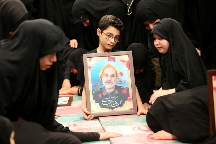Gia đình Chuẩn tướng Mohammad Reza Zahedi, nạn nhân thiệt mạng trong vụ tấn công tòa nhà Đại sứ quán Iran tại Syria, tiễn đưa người đã khuất - Ảnh: AFP