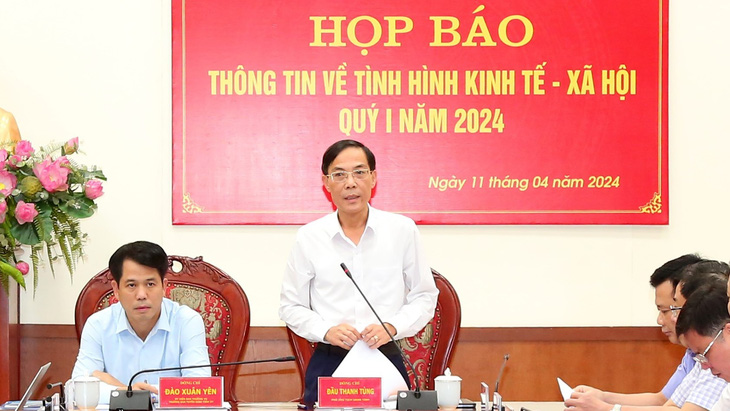 Phó chủ tịch UBND tỉnh Thanh Hóa Đầu Thanh Tùng (người đứng) phát biểu tại cuộc họp báo chiều 11-4 - Ảnh: HÀ ĐỒNG