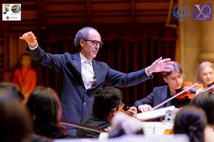 Dẫn dắt hai đêm nhạc là nhạc trưởng Damiano Giuranna - người sáng lập Dàn nhạc Giao hưởng trẻ thế giới (WYO)