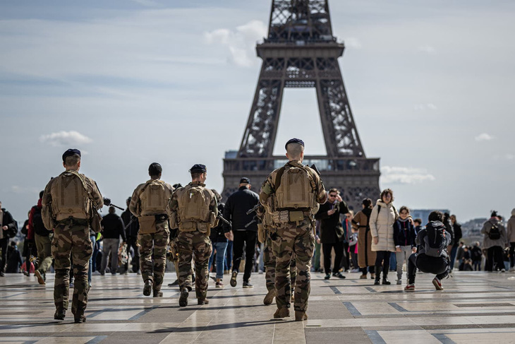 Binh sĩ Pháp tuần tra gần Tháp Eiffel ở thủ đô Paris ngày 25/3/2024. Ảnh minh họa. Nguồn: epaimages.com