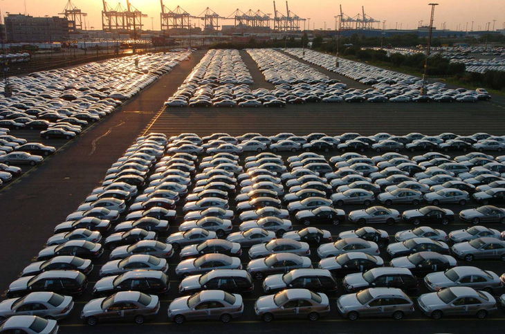 Ôtô nhập khẩu chất đống, các cảng châu Âu biến thành 'bãi đỗ xe'- Ảnh 1.