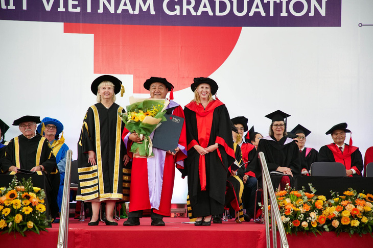 Nhà sáng lập KOTO, ông Jimmy Phạm được trao bằng tiến sĩ danh dự ngành kinh doanh, Đại học RMIT Việt Nam