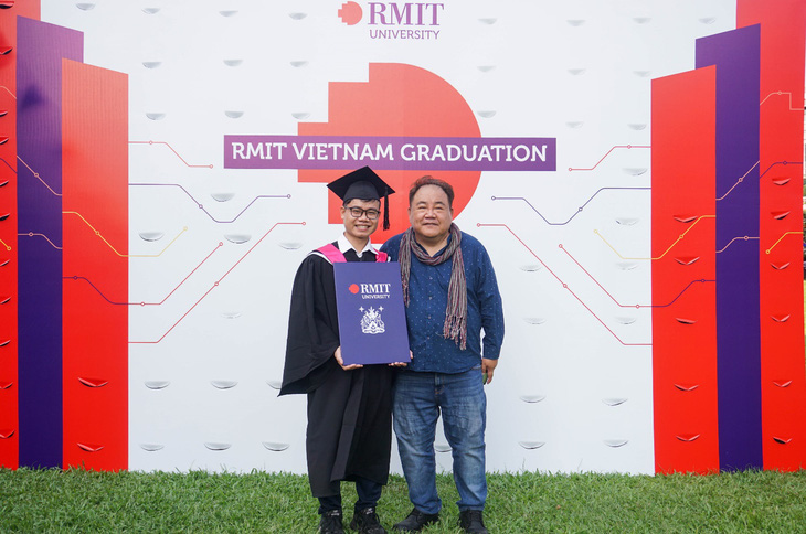 Ông Jimmy Phạm (phải) và Nguyễn Minh Hiếu (trái) - cựu học viên KOTO và tân khoa RMIT Việt Nam, người từng nhận học bổng Chắp cánh ước mơ của Đại học RMIT Việt Nam để theo học ngành cử nhân truyền thông