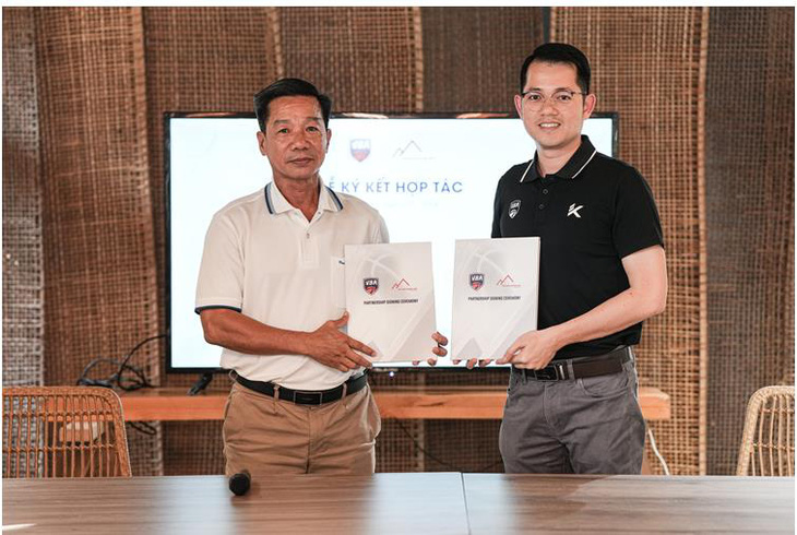 Ông Trần Chu Sa - CEO VBA (phải) và ông Phạm Văn Phong - tổng giám đốc Thể thao Phong Sơn hoàn thành lễ ký kết