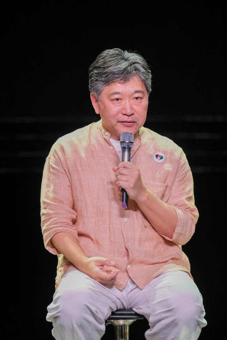 Đạo diễn Hirokazu Kore-eda trong một sự kiện của HIFF