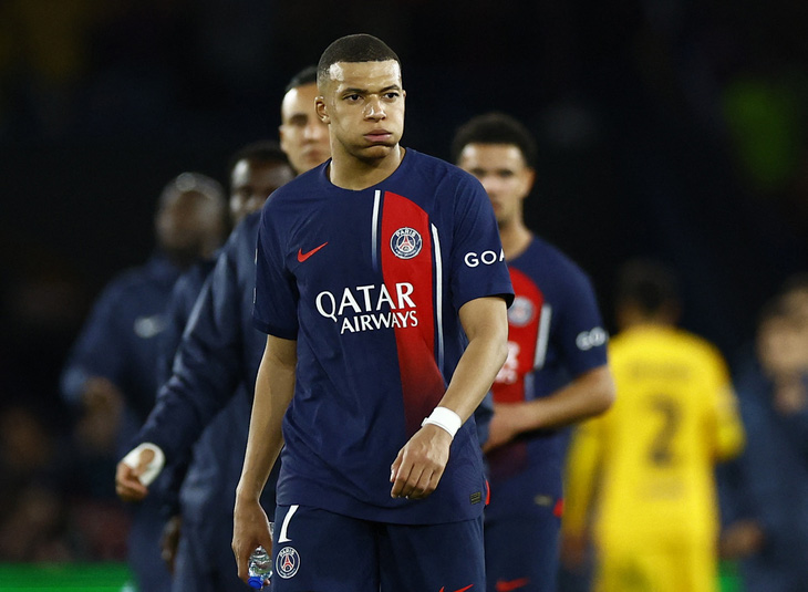 Sự thất vọng của Mbappe khi PSG để thua ngay trên sân nhà - Ảnh: REUTERS