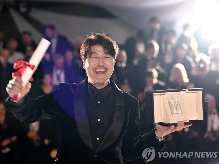 Đặc biệt hơn, Broker đã giúp cho tài tử Song Kang Ho giành giải Nam diễn viên xuất sắc nhất, một vinh dự chưa từng có tiền lệ khi anh là nam diễn viên Hàn Quốc đầu tiên chiến thắng ở hạng mục này tại Cannes 2022.