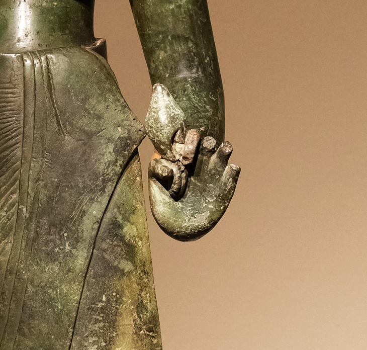 Tượng Bồ tát Tara trở thành hiện vật có lý lịch hấp dẫn với nhiều biến động hiếm gặp. Nhất là việc hoàn nguyên các chi tiết của tượng gốc - Ảnh: LÊ TRÍ CÔNG