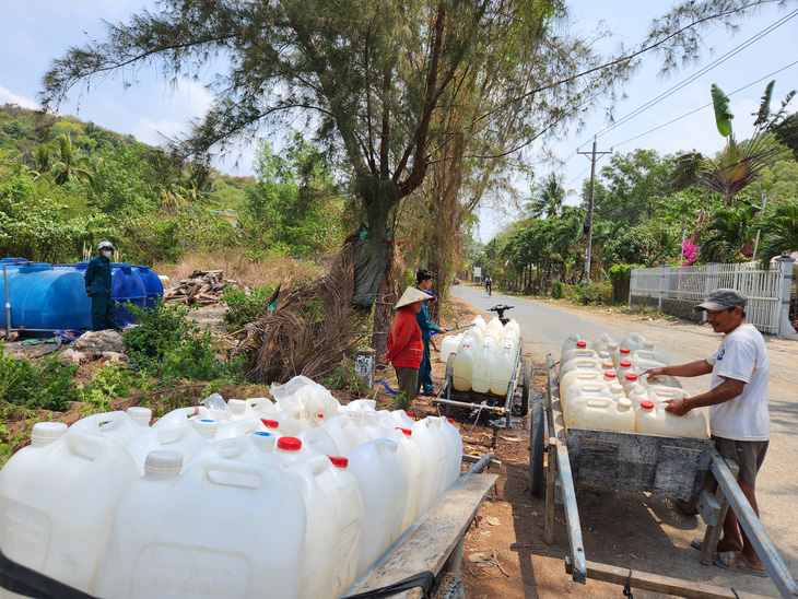 Người dân phường Mỹ Đức, TP Hà Tiên, tỉnh Kiên Giang phải dùng can nhựa lấy nước nhiều ngày qua - Ảnh: BỬU ĐẤU