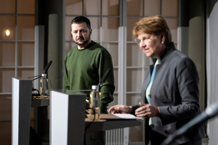 Tổng thống Ukraine Volodymyr Zelensky (trái) trong cuộc họp báo với Tổng thống Thụy Sĩ Viola Amherd khi ông đến thăm nước này hồi tháng 1 năm nay - Ảnh: REUTERS