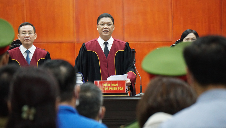Thẩm phán Bùi Văn Tuấn, chủ tọa phiên tòa, tuyên án đối với các bị cáo - Ảnh: T.THẮNG