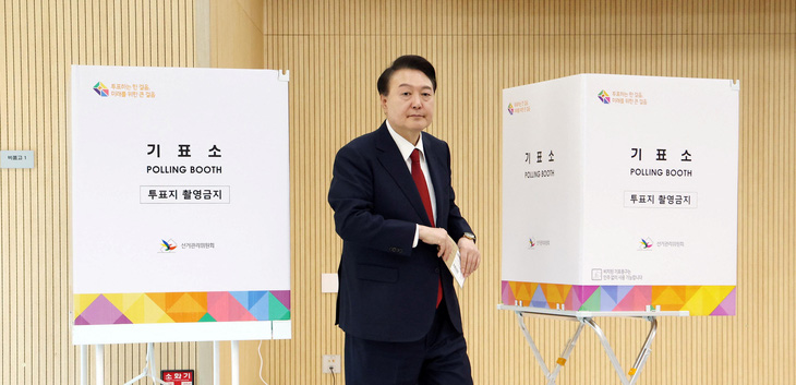 Tổng thống Hàn Quốc Yoon Suk Yeol đi bỏ phiếu sớm trong cuộc bầu cử Quốc hội ở nước này hôm 5-4 - Ảnh: REUTERS