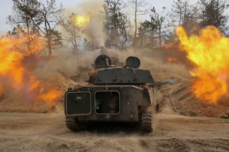 Ukraine bắn pháo tự hành 2S1 Gvozdika về phía quân Nga tại tiền tuyến ở miền nam Ukraine ngày 30-3 năm nay - Ảnh: REUTERS