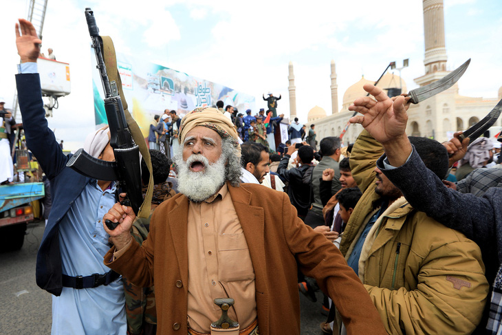 Người ủng hộ Houthi tụ tập ở thủ đô Sanaa của Yemen vào lễ kỷ niệm Ngày Quds, ngày 5-4 - Ảnh: AFP