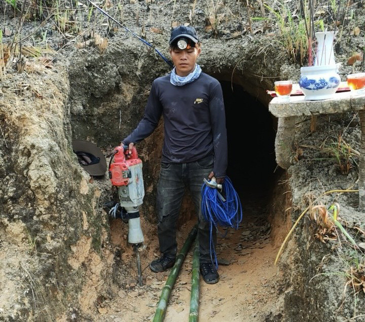 Một trong những người tham gia và đường hầm của "mỏ vàng" trái phép ở Đắk Lắk - Ảnh: CA