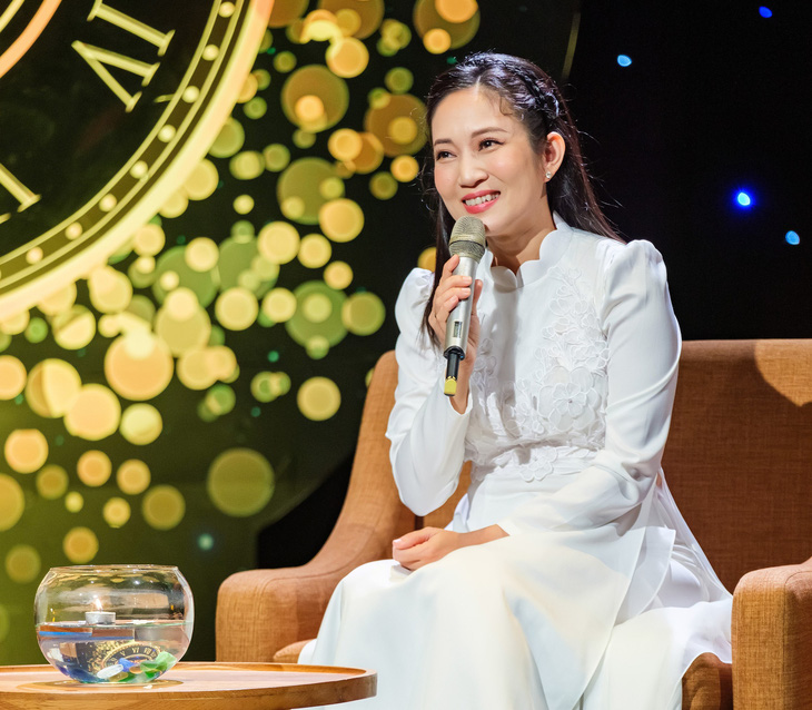 Ca sĩ Thanh Thúy trong chương trình Trò chuyện cùng thời gian - Ảnh: HTV