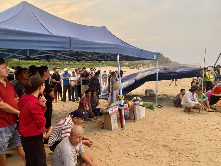 Đông đảo người dân đến chia sẻ cùng gia đình nạn nhân bên bờ biển Đà Nẵng - Ảnh: TRƯỜNG TRUNG