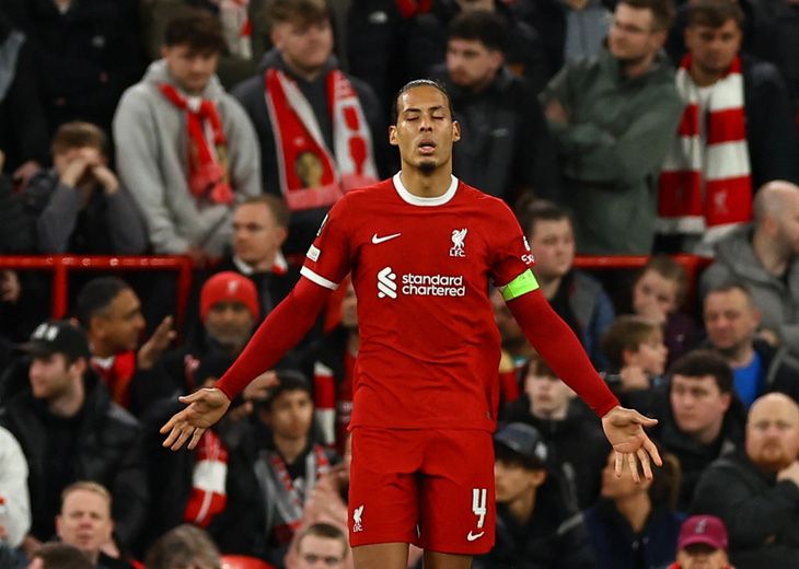 Van Dijk không đủ sức gánh vác hàng phòng ngự chơi tệ hại của Liverpool - Ảnh: REUTERS