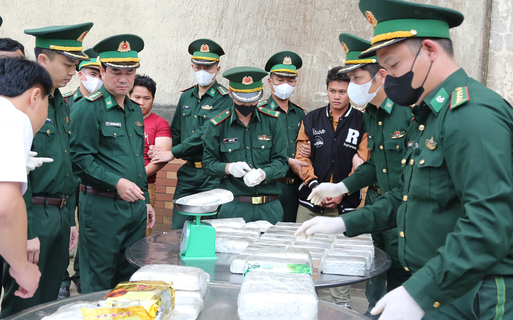 Bắt hai nghi phạm người Lào vận chuyển số lượng ma túy 