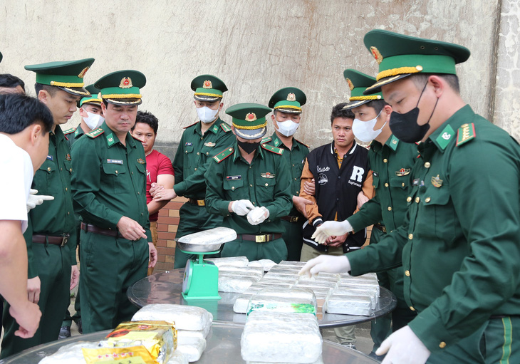Lực lượng biên phòng kiểm tra số ma túy do hai nghi phạm vận chuyển từ Lào về Việt Nam - Ảnh: H.A.