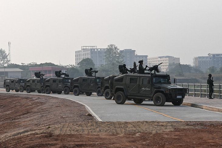 Quân đội Thái Lan canh gác dọc sông Moei, thành phố Mae Sot (Thái Lan) ngày 12-4 - Ảnh: AFP