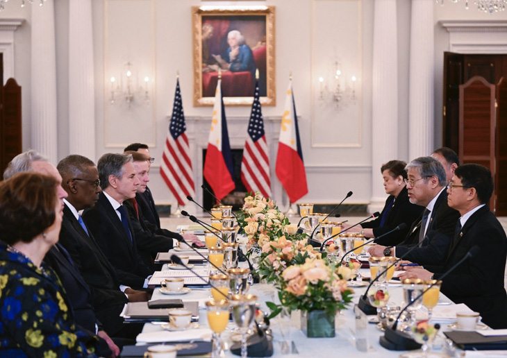 Ngoại trưởng, bộ trưởng Quốc phòng và cố vấn an ninh Mỹ - Philippines gặp nhau tại trụ sở Bộ Ngoại giao Mỹ ở Washington ngày 12-4 - Ảnh: AFP
