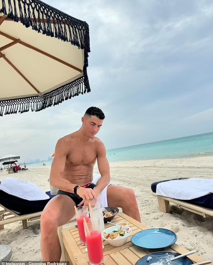 Cristiano Ronaldo ngồi ăn thư giãn trên bãi biển - Ảnh: Instagram