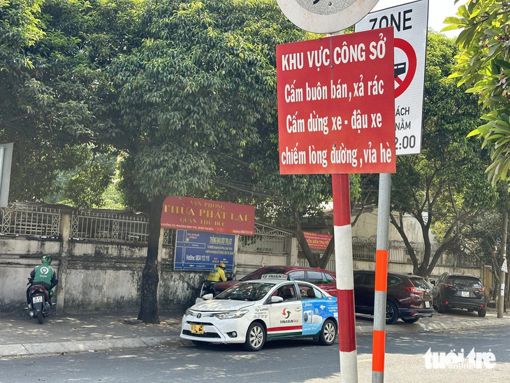Trước các trụ sở, cơ quan trên đường Tagore (phường Bình Thọ, TP Thủ Đức), xe dịch vụ vẫn ngang nhiên đậu - Ảnh: NGỌC QUÝ