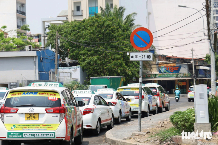 Taxi đậu thành hàng dài nối đuôi trên đường Bạch Đằng (quận Bình Tân), khu vực gần sân bay Tân Sơn Nhất bất chấp có biển báo cấm đậu xe - Ảnh: NGỌC QUÝ
