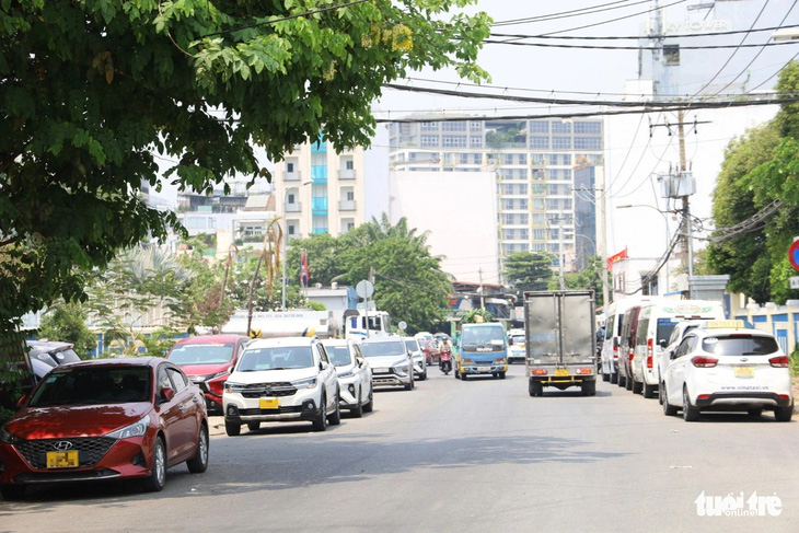Xe cộ đậu kín đường Bạch Đằng (quận Tân Bình), mặt đường bị thu hẹp chỉ còn khoảng 5m - Ảnh: NGỌC QUÝ