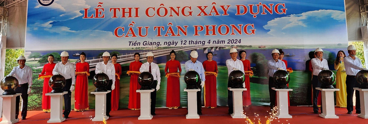 Lễ thi công dự án cầu Tân Phong - Ảnh: HOÀI THƯƠNG