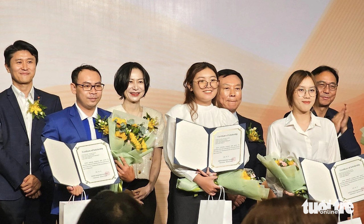 Quỹ học bổng Lotte đã hỗ trợ 3.250 sinh viên tại Việt Nam với tổng trị giá học bổng lên tới 1,457 triệu won. Trong ảnh: các sinh viên nhận học bổng vào chiều 12-4 - Ảnh: NGỌC HIỂN