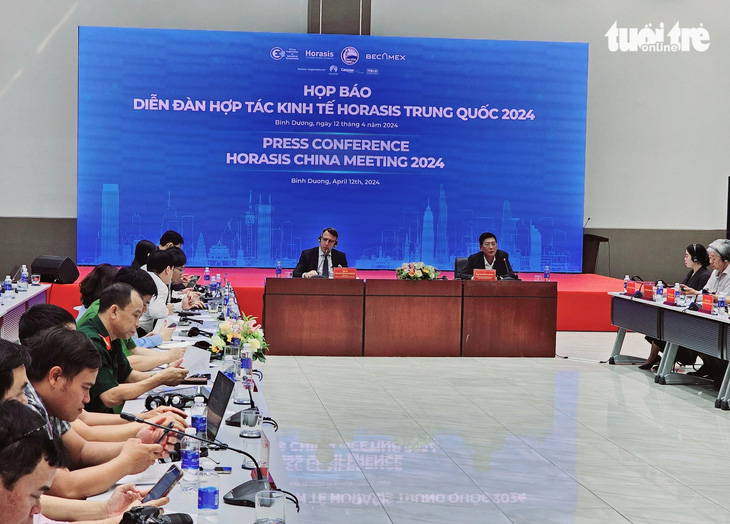 Quang cảnh buổi họp báo Diễn đàn hợp tác kinh tế Horasis Trung Quốc của UBND tỉnh Bình Dương - Ảnh: BÁ SƠN