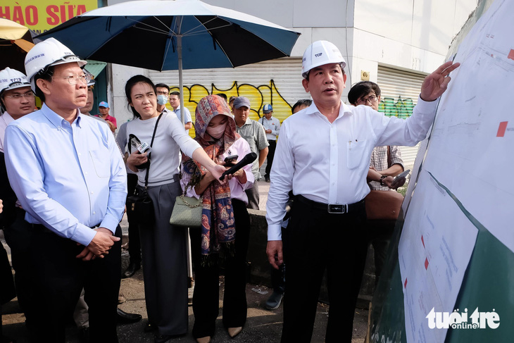 Chủ tịch UBND TP.HCM Phan Văn Mãi thị sát tại dự án xây dựng đường Lương Định Của chiều 12-4 - Ảnh: PHƯƠNG NHI